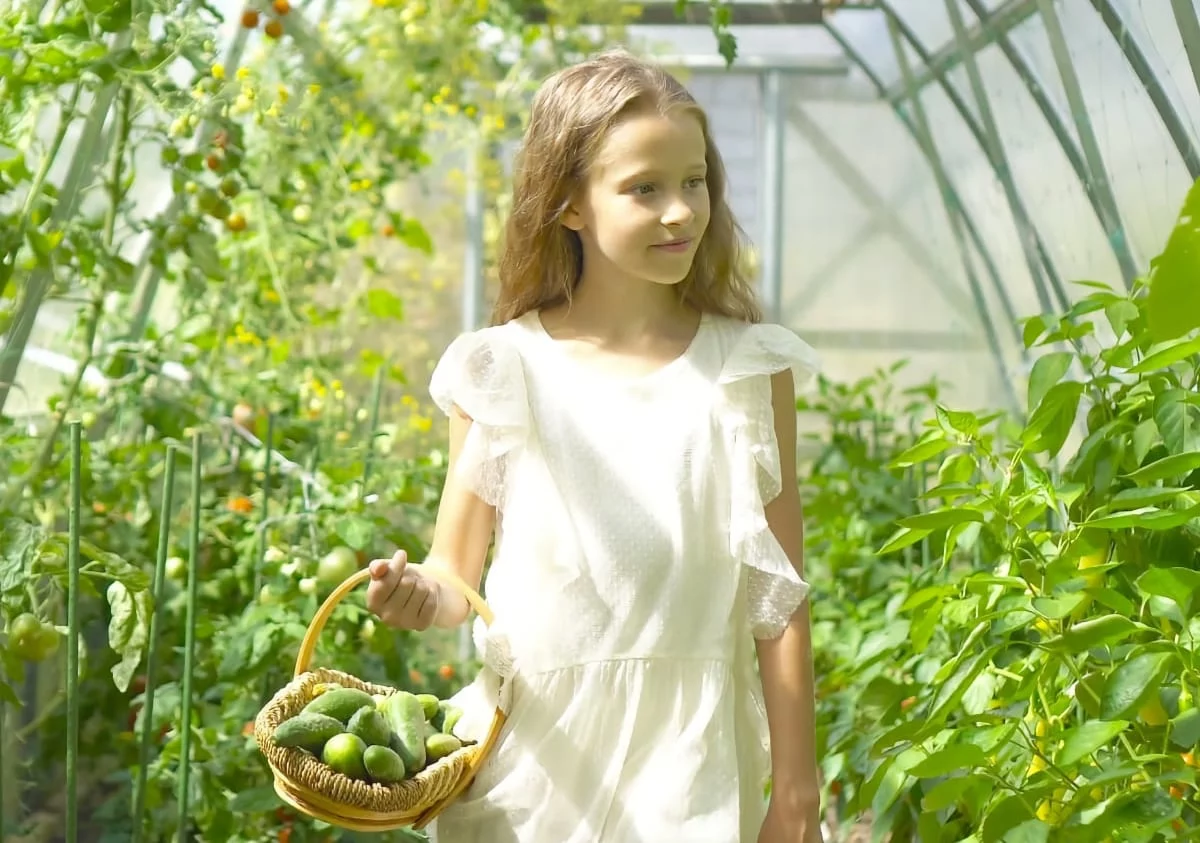 FRESHLY greenhouse of the future - Next generation little girl gardening